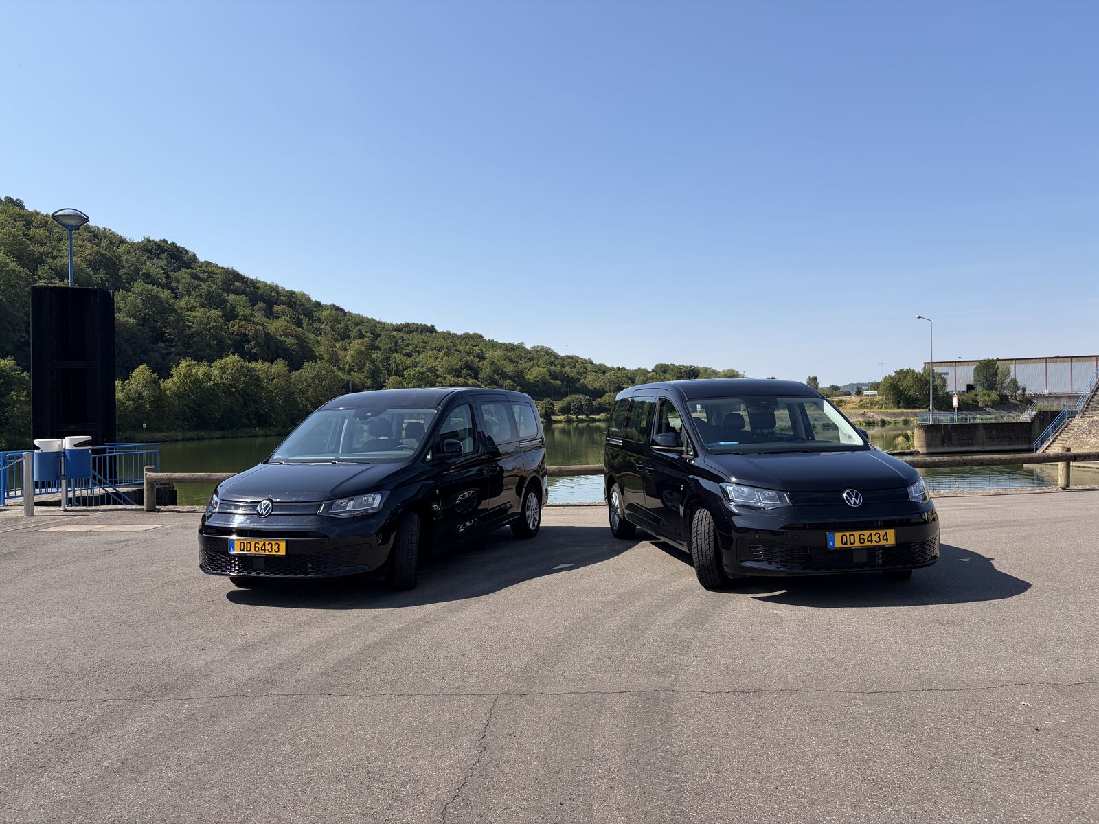 Les véhicules LuxCare Mobilitéit au bord de la Moselle à Mertert