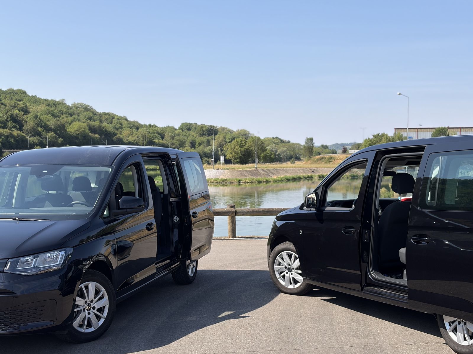 Deux Volkswagen Caddy LuxCare portes ouvertes au bord de la Moselle