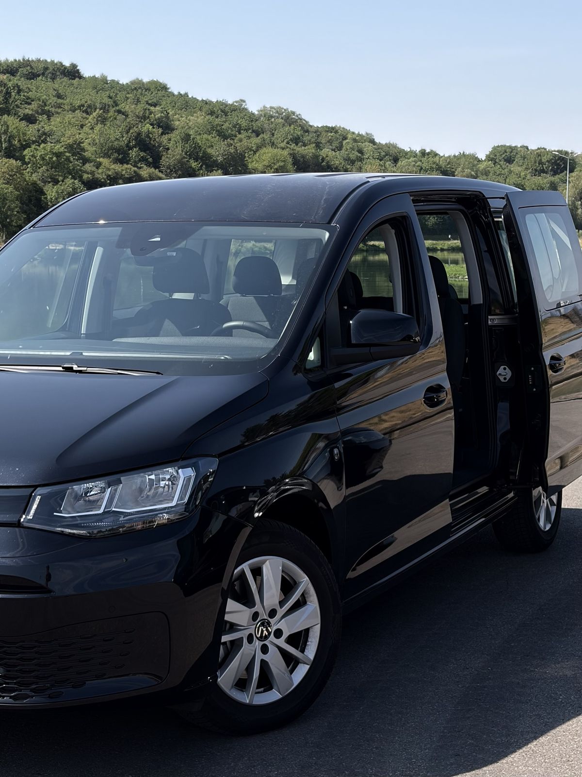 Volkswagen Caddy Maxi LuxCare, porte latérale coulissante ouverte