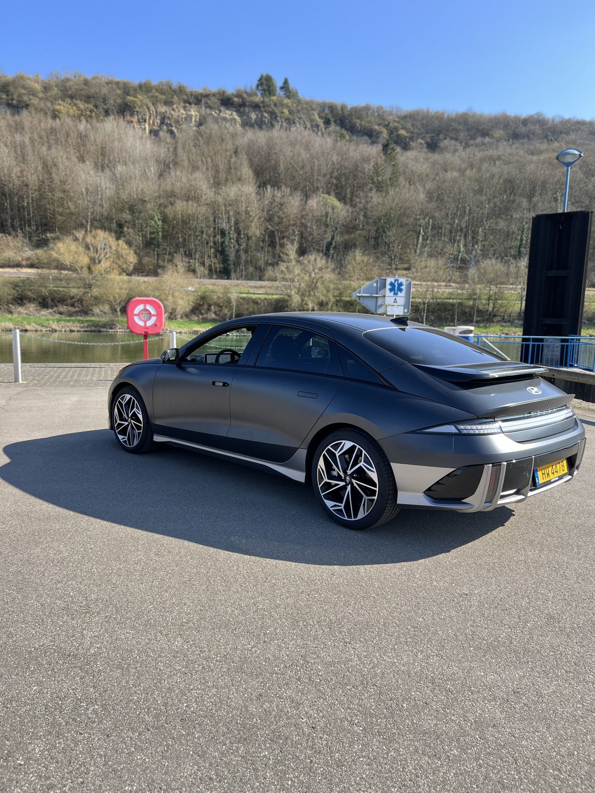 Hyundai Ioniq 6 de LuxCare vue de trois quarts arrière