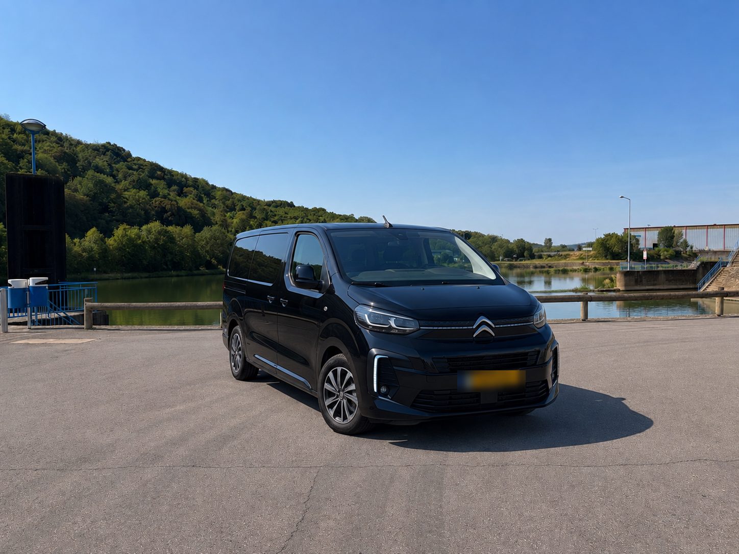 Citroën SpaceTourer noir de LuxCare Mobilitéit au bord de la Moselle